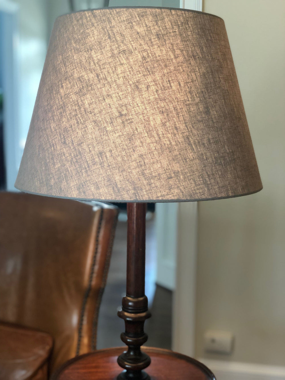 Table lamp made of brown metal